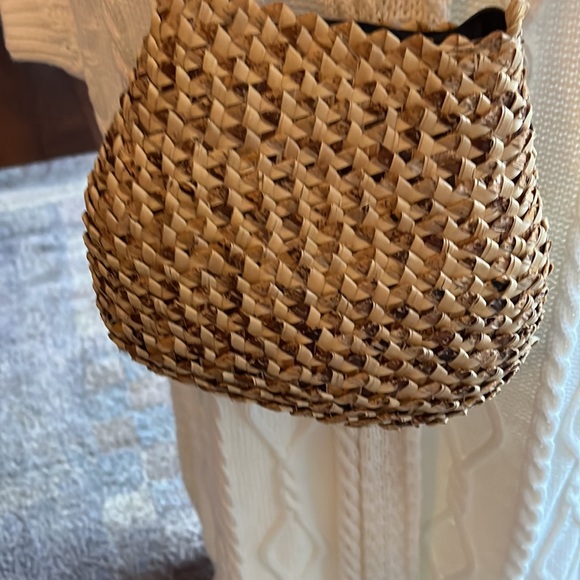 Small straw lined purse. - Picture 4 of 12